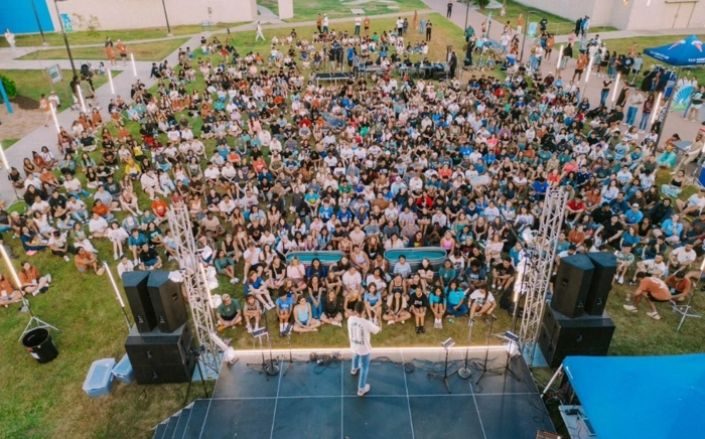 Evento evangelístico em universidade registra 62 batismos nas águas