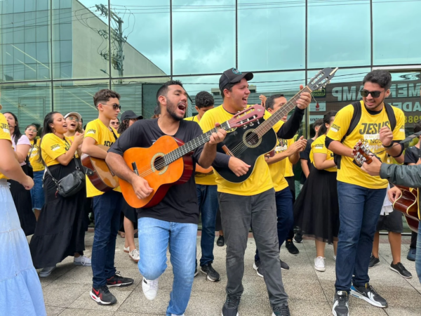 Evangelismo de rua: mais de 4 mil pessoas se rendem a Cristo em ação feita por igreja