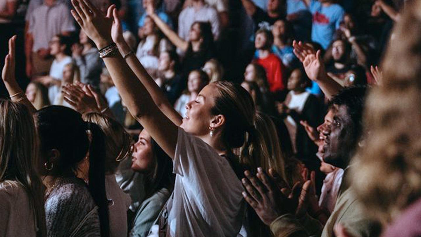 ‘Um despertar’: mais de 6 mil alunos adoram a Jesus em universidade e são batizados