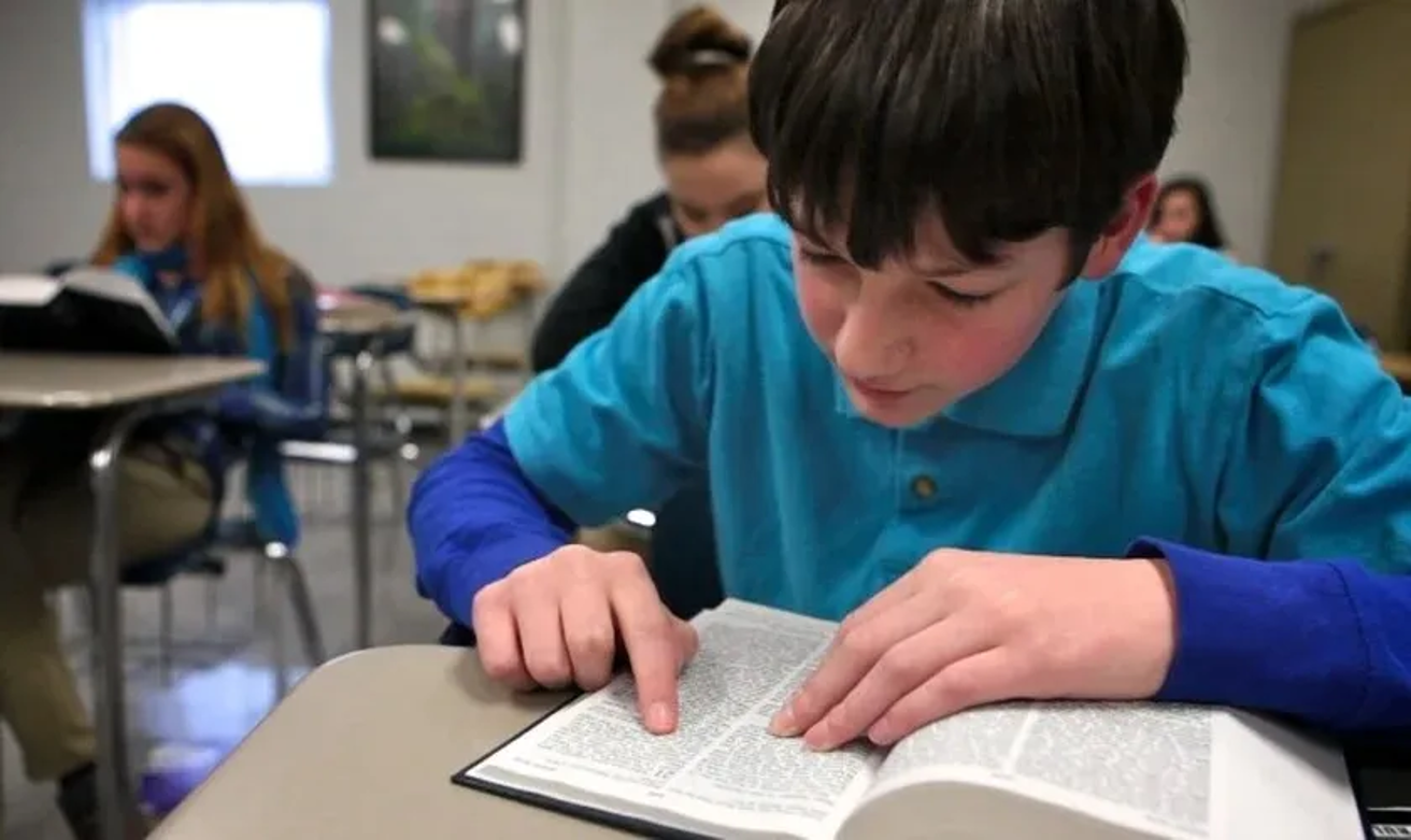 RN sanciona lei que autoriza a leitura da Bíblia como recurso pedagógico nas escolas