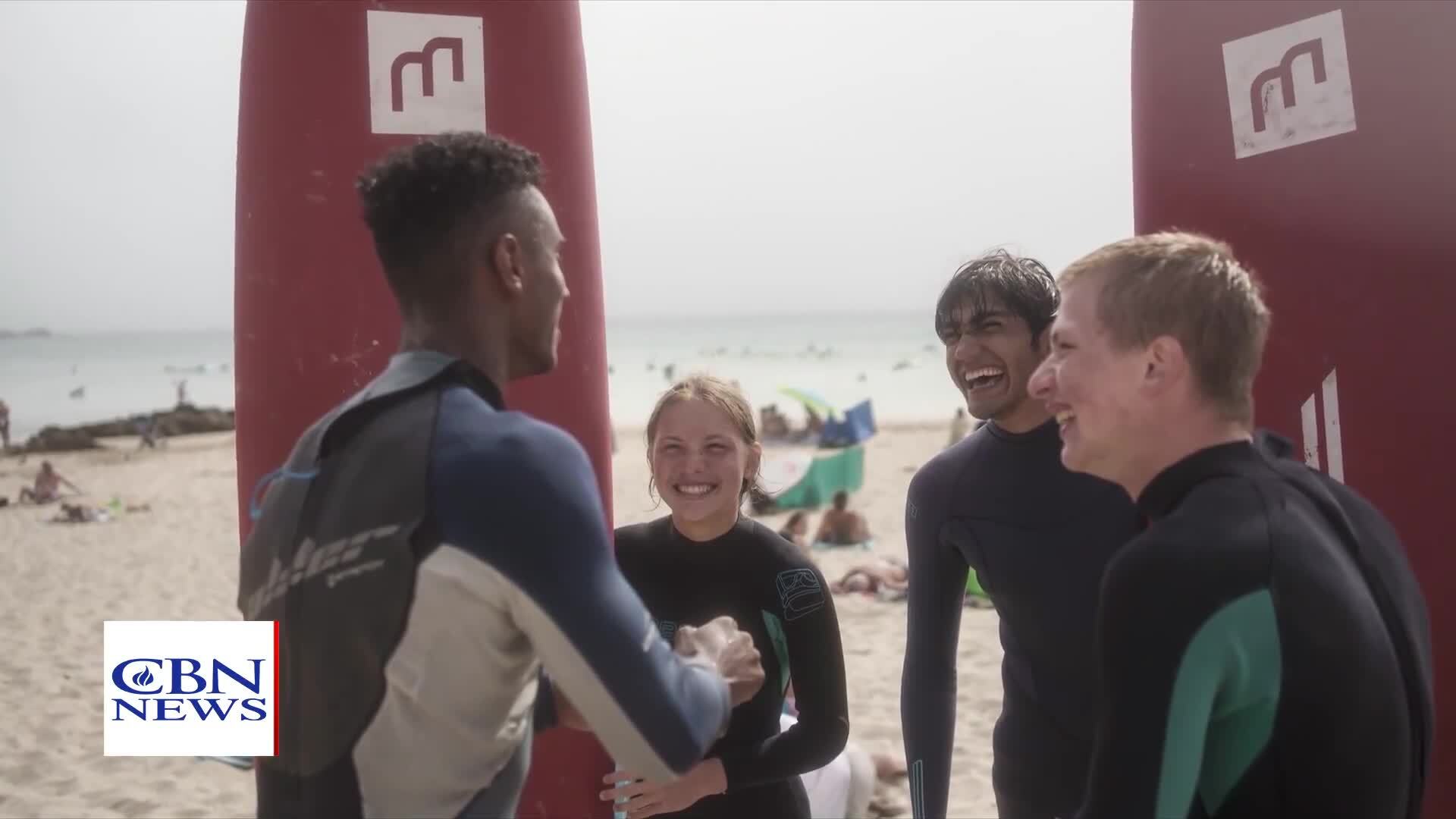 Brasileiro cria Igreja do Surf e impacta vidas em Portugal: ‘Conexão com a água’