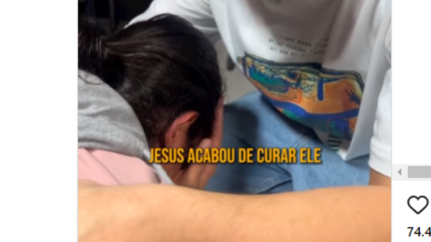 ‘Cristo vive!’: jovem celebra a cura de cegueira parcial após oração em culto