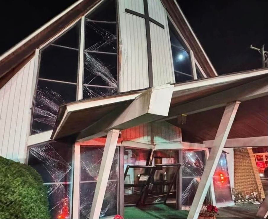 Igreja de 150 anos é destruída após vazamento de gás causar explosão