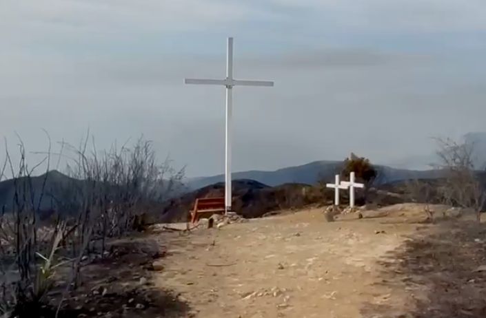 Incêndio florestal não destrói cruz em colina: ‘Um símbolo para nos encorajar’