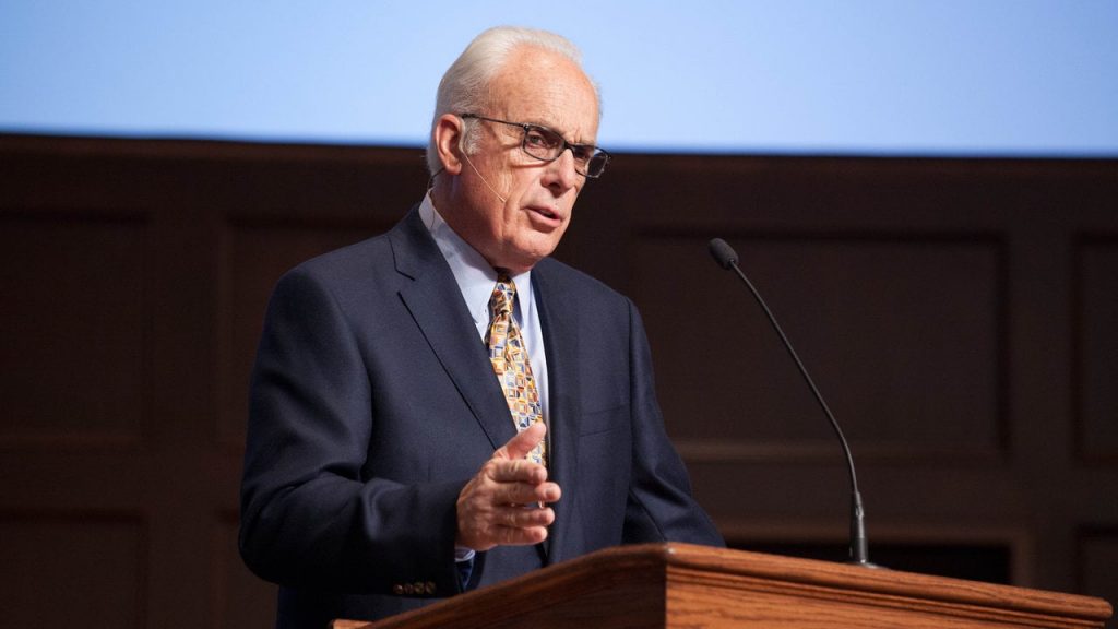 Pastor John MacArthur internado por complicações de cirurgias