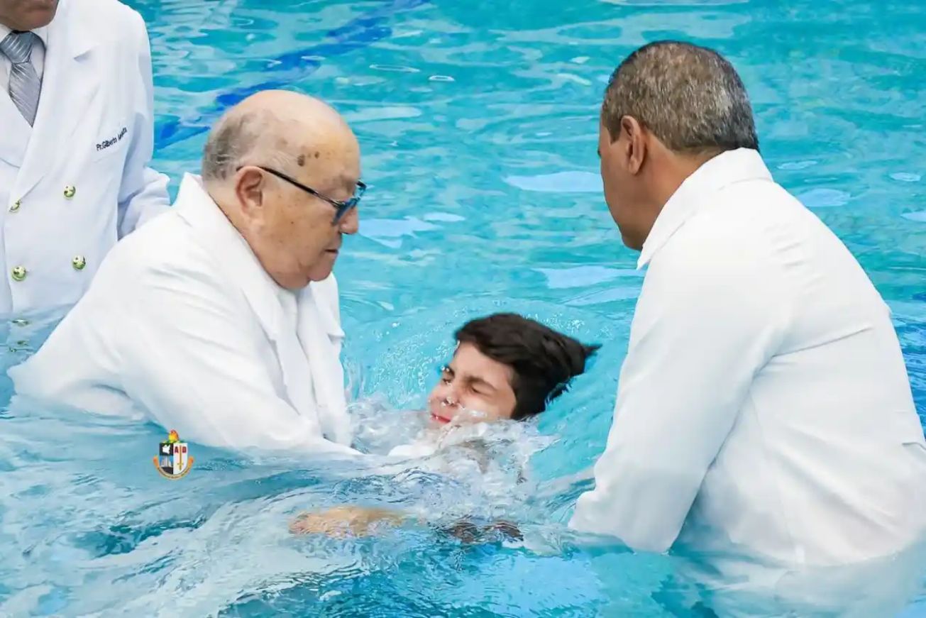 Influenciador diz que Assembleia de Deus é seita e batismo é inválido